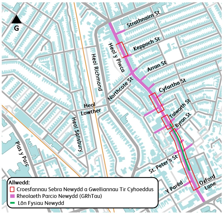 Cyflwynir cynllun sy'n dangos y newidiadau i barcio ar hyd Heol y Plwca a'i ffyrdd ochr, gan gynnwys lleoliadau'r croesfannau sebra, gwelliannau tir cyhoeddus a lôn fysiau. Mae'r Allwedd yn darllen "Crosfannau Sebra Newydd a Gwelliannau Tir Cyhoeddus" a ddynodir gan linell ffin goch denau, "Rheoli Parcio Newydd (RPM)" a ddynodir gan linell magenta, a "Lôn Fysiau Newydd" a ddynodir gan linell werdd.